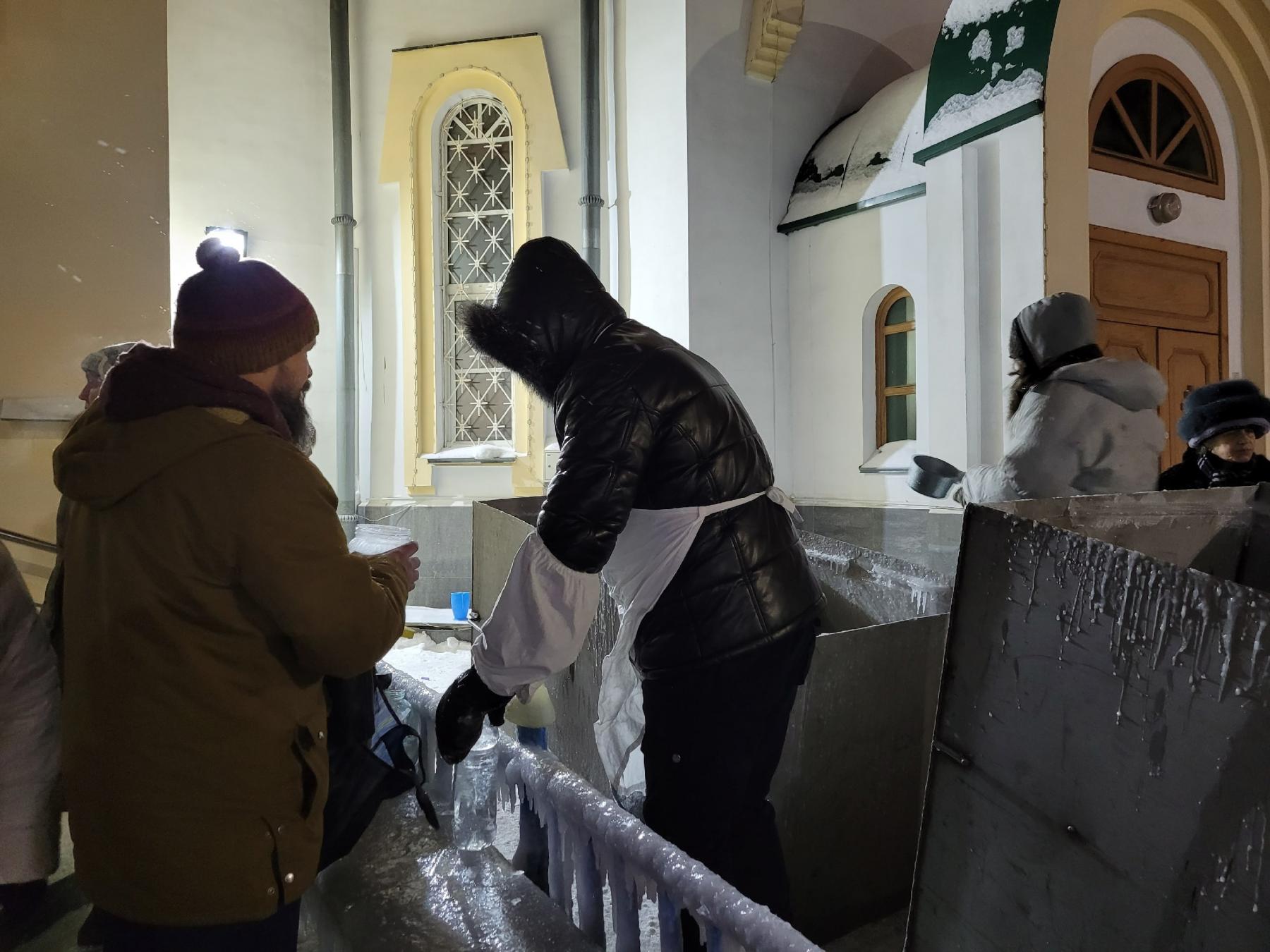 Фото Жители Новосибирска в Крещение собирали сосульки из святой воды 2